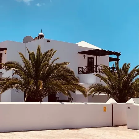 Lovely Casa Felicidad, Swimming Pool, Wifi X Private Garden Playa Blanca