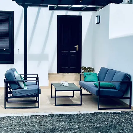 Lovely Casa Felicidad, Swimming Pool, Wifi X Private Garden Playa Blanca