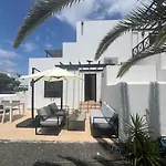 Casa de Férias Lovely Casa Felicidad, Swimming Pool, Wifi X Private Garden Playa Blanca (Lanzarote)