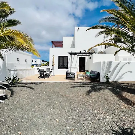 Lovely Casa Felicidad, Swimming Pool, Wifi X Private Garden בית נופש